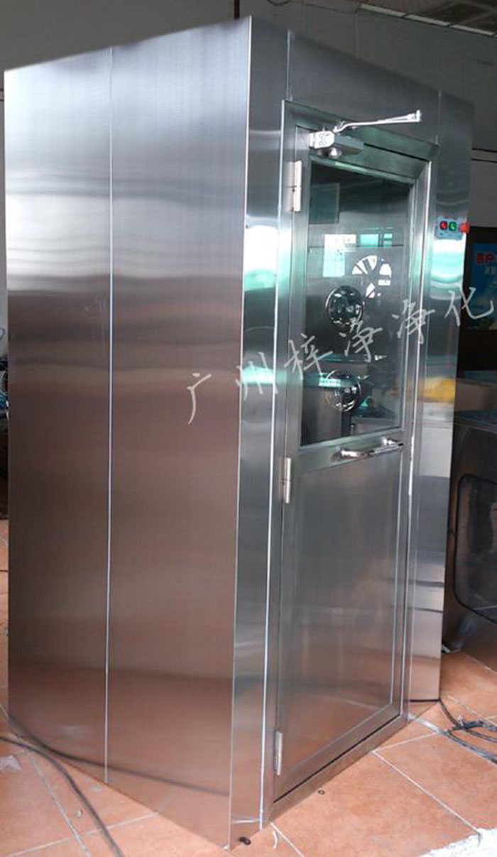 防爆風(fēng)淋室主要配置有:防爆風(fēng)機,離爆燈器等。 防爆風(fēng)淋室主要配置有:防爆風(fēng)機,離爆燈器等。