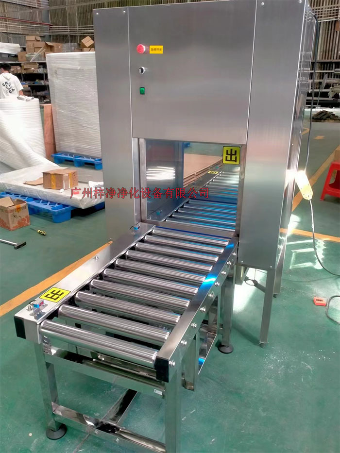 傳動帶輸送線傳遞窗的制作法于其它普通傳遞窗不一樣，傳動帶輸送線傳遞窗下面加了條流水線，上層要傳遞貨物。