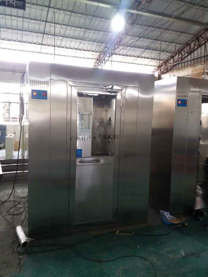 風淋室應(yīng)配備高效過濾器,確保過濾效率達到行業(yè)要求。 風淋室應(yīng)配備高效過濾器,確保過濾效率達到行業(yè)要求。