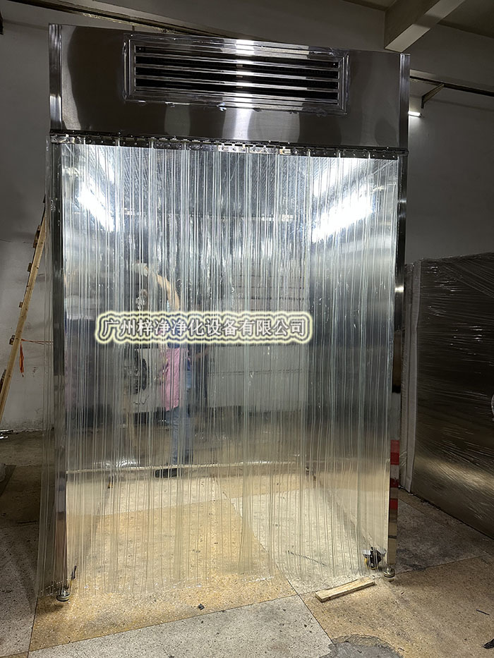 潔凈采樣車工作原理是從室內空氣經過初效過濾器、高效過濾器出風的形式達到高潔凈度的工作環境，是一種垂直流局部空氣凈化裝置。