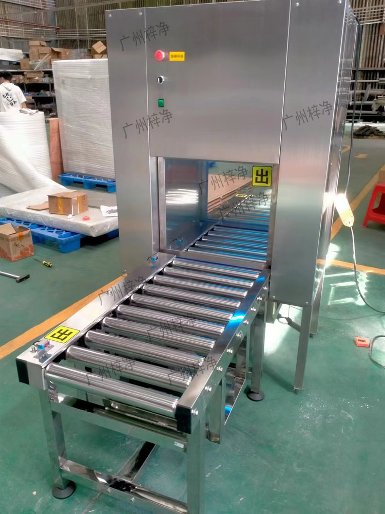 將需要傳遞的物品放置在輸送線傳遞窗的指定位置，確保物品穩固。