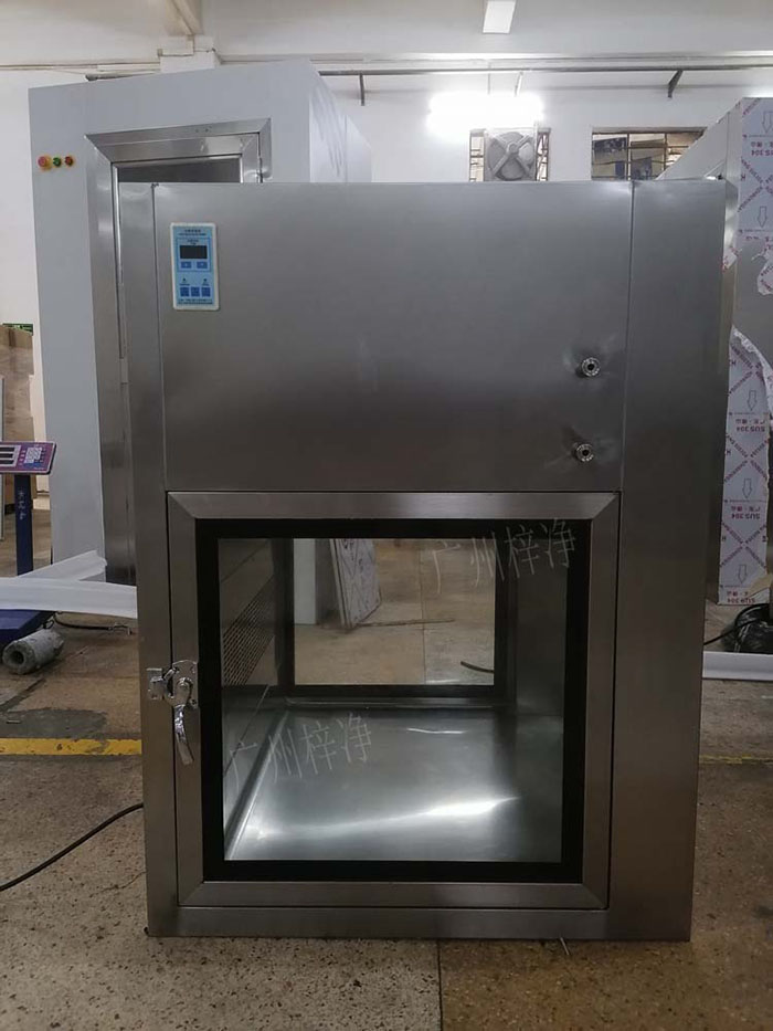 傳遞窗通常包括冷軋鋼板噴塑制作或優(yōu)質(zhì)不銹鋼制作、透明玻璃，紫外線殺菌燈、照明和局部高效過濾器等。