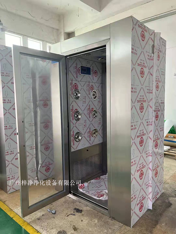 風(fēng)淋室的主要功能是通過(guò)高速氣流將塵埃和污物吹離工作人員的衣物和身體，從而確保進(jìn)入潔凈室的環(huán)境符合規(guī)定的潔凈度標(biāo)準(zhǔn)。