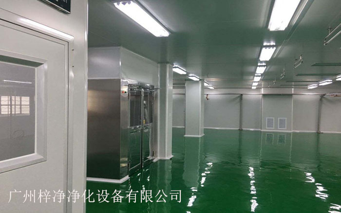 風(fēng)淋室主要用于對(duì)進(jìn)入潔凈室的人員進(jìn)行預(yù)處理,以減少帶入的塵埃和污染物。 風(fēng)淋室主要用于對(duì)進(jìn)入潔凈室的人員進(jìn)行預(yù)處理,以減少帶入的塵埃和污染物。