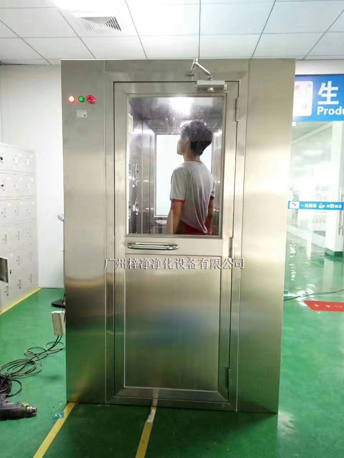 操作前應(yīng)檢查風(fēng)淋室各部件是否完好,包括門體、噴嘴、風(fēng)機、照明等。 操作前應(yīng)檢查風(fēng)淋室各部件是否完好,包括門體、噴嘴、風(fēng)機、照明等。