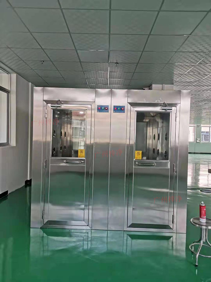 風淋室主要功能是確保工作人員在進入潔凈區前,通過吹淋去除身上的塵埃和微粒。 風淋室主要功能是確保工作人員在進入潔凈區前,通過吹淋去除身上的塵埃和微粒。