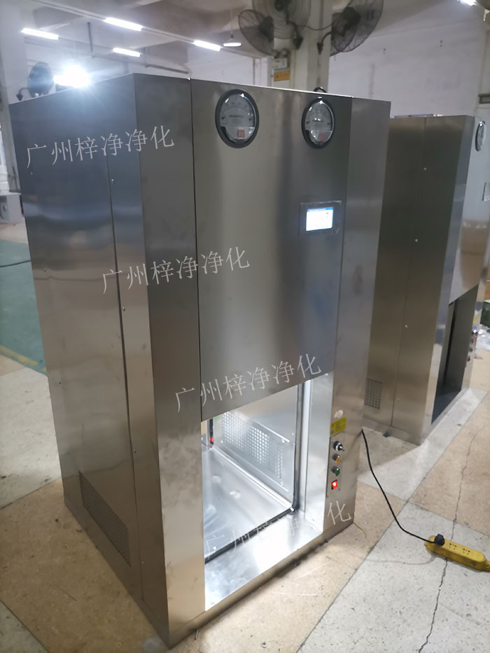 機器人機械臂傳遞窗是通過高精度的傳感器，實現機器人與傳遞窗的精準對接。