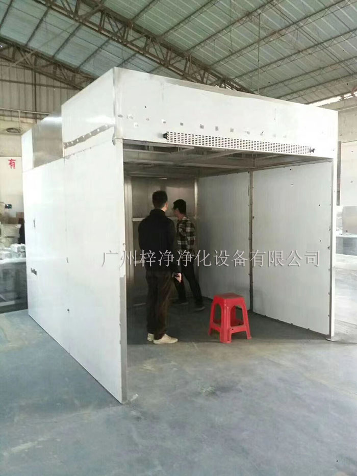 負(fù)壓稱(chēng)稱(chēng)量罩通過(guò)創(chuàng)造一個(gè)低氣壓的環(huán)境,防止生產(chǎn)過(guò)程中的粉塵、揮發(fā)物等有害物質(zhì)逸散到外界環(huán)境中,同時(shí)確保稱(chēng)量結(jié)果的準(zhǔn)確性。 負(fù)壓稱(chēng)稱(chēng)量罩通過(guò)創(chuàng)造一個(gè)低氣壓的環(huán)境,防止生產(chǎn)過(guò)程中的粉塵、揮發(fā)物等有害物質(zhì)逸散到外界環(huán)境中,同時(shí)確保稱(chēng)量結(jié)果的準(zhǔn)確性。