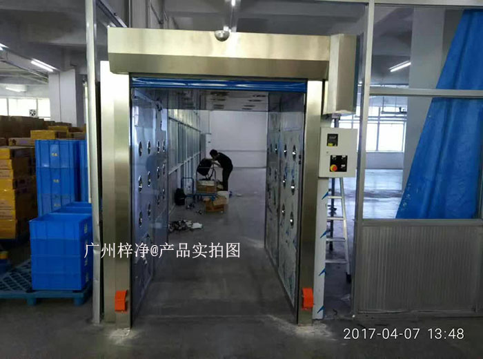 快速卷簾門風淋室和快速卷簾門貨淋室的工作原理主要基于高效過濾器和快速氣流交換。