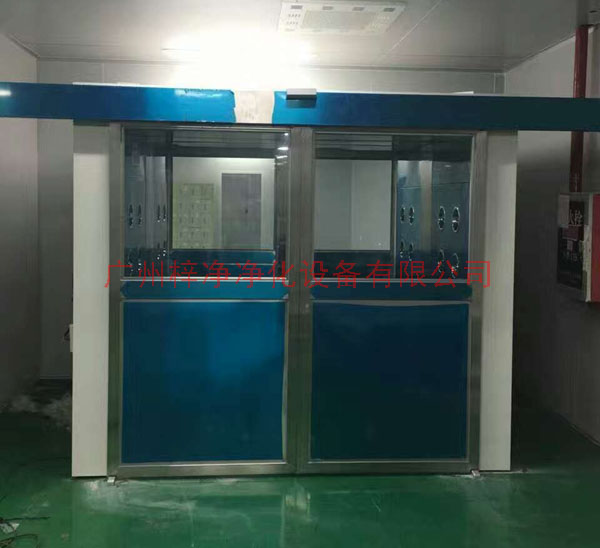 自動門風淋室感應探測器探測到有人進入時，將脈沖信號傳給主控器