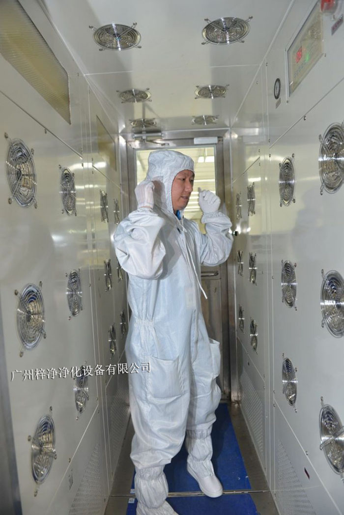 操作人員應嚴格按照風淋室的工作流程進行操作，不可隨意更改順序。