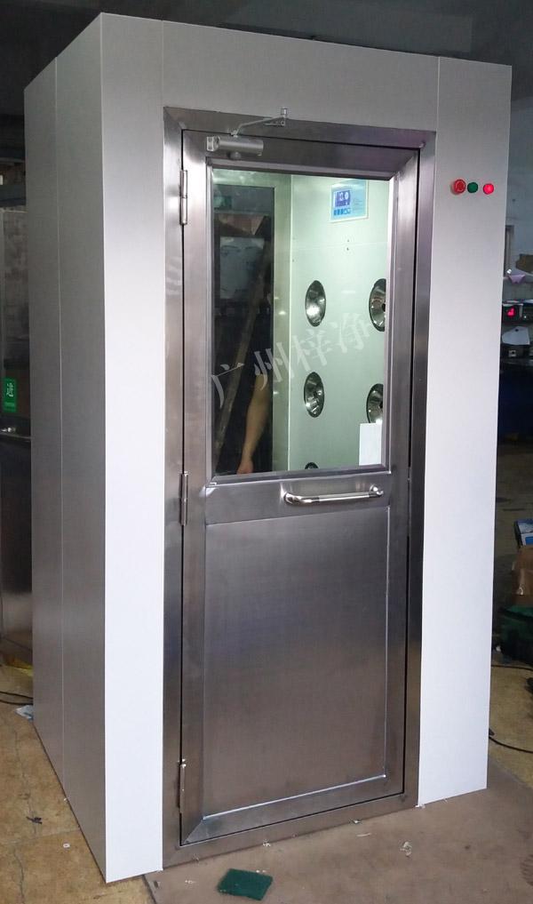 1200型風(fēng)淋室 1200型風(fēng)淋室是進(jìn)入潔凈室所必需的通道,可以減少進(jìn)出潔凈室所帶來的污染問題。