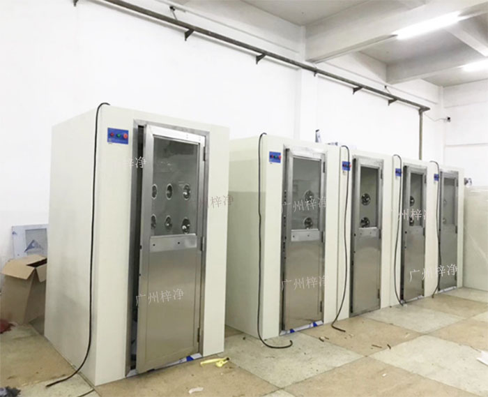 食品車間的風淋室除塵設(shè)備主要有兩種