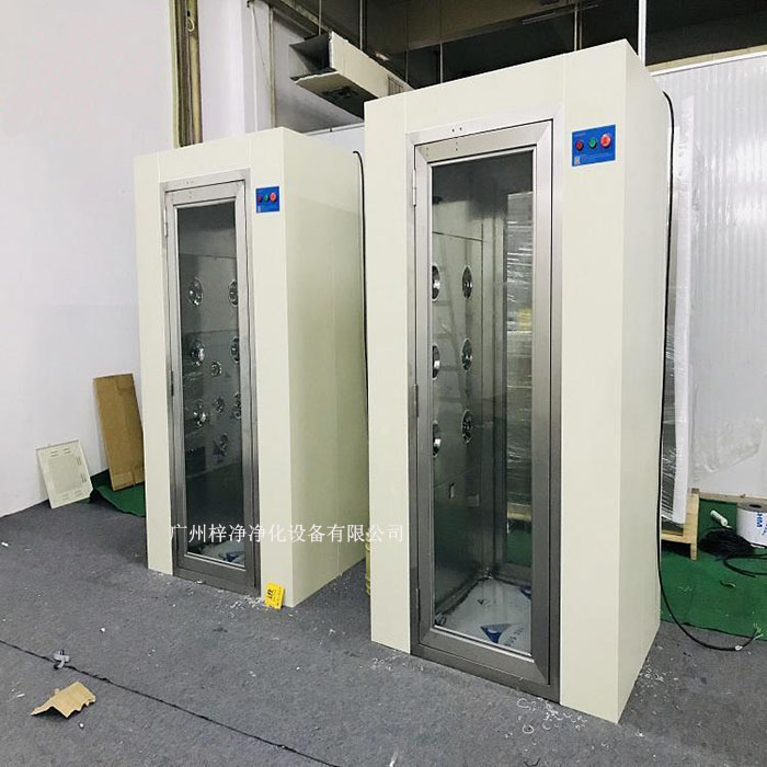 潔凈室、實驗室配套風淋室通道底座頂部的兩側(cè)安裝有殼體